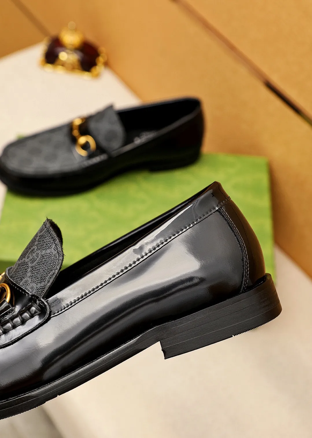 Men's shoes 💰460 💐 Product trademark: GUCCI "Gucci" casual leather shoes Regular size: 38-44 (45🉑️customized) Product materials: Selected imported first-layer open-edge beaded cowhide leather upper + luxury hardware buckle, imported water-dyed cowhide leather lining. Strong three-dimensional visual effect, original combination outsole Color: 2⃣️colors available